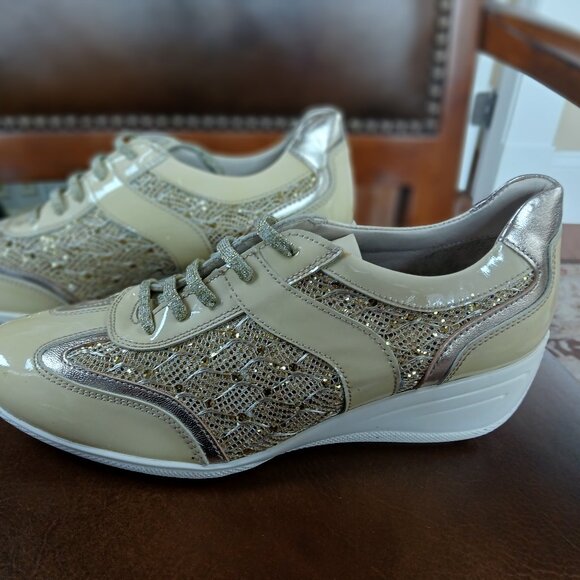 Patent leather women's walking shoes. - Picture 2 of 6